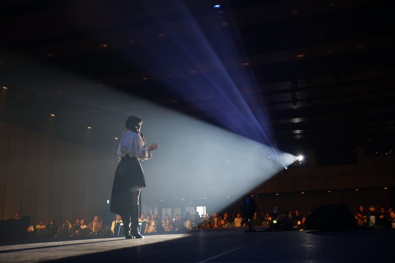 会場全体を見渡せるライブのワンシーン