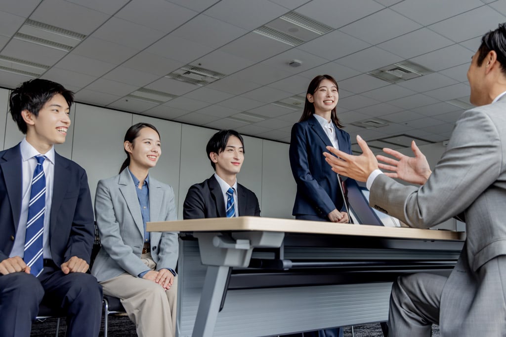 会議室で集団面接している様子