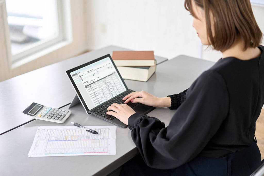 PC作業をしている女性の姿