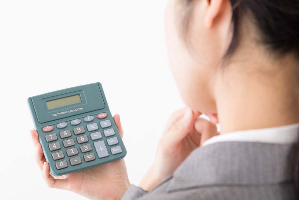 仕分け方法を悩む女性の様子