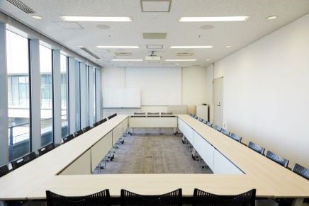 Room D ロの字形式