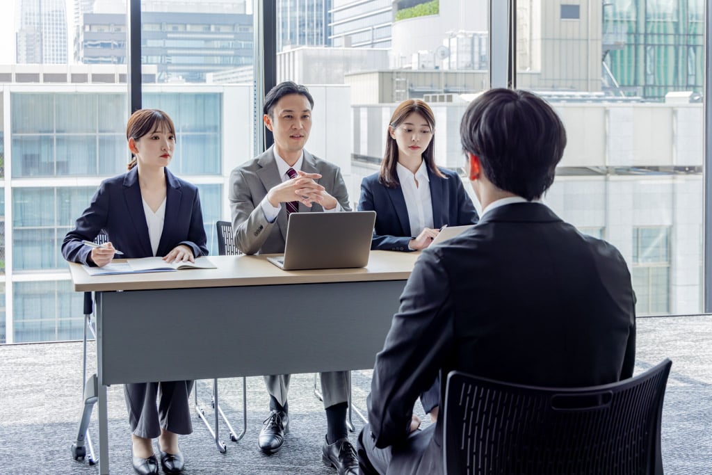 貸会議室で個人面接している様子