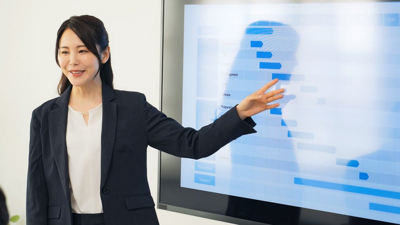 ミーティングの進め方を説明している様子