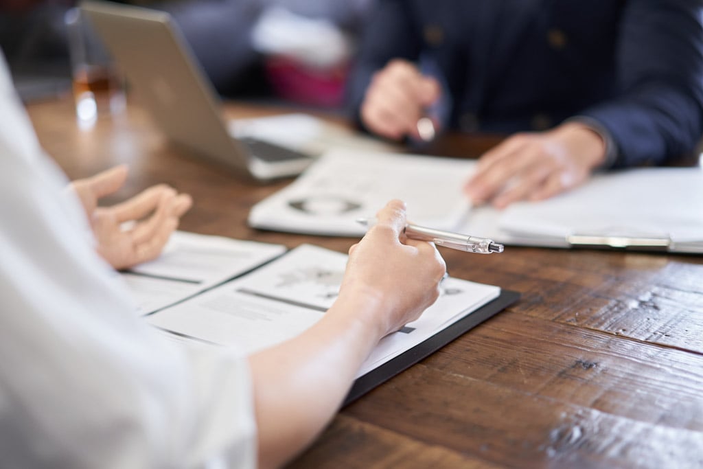控室で打ち合わせしている様子