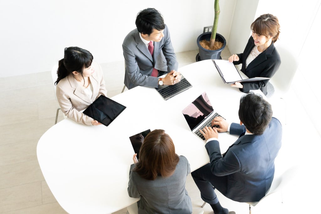 和やかに会議を進行している様子