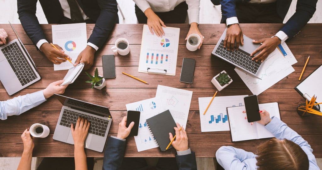 会議の準備をしている様子