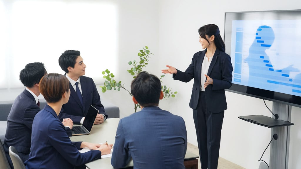 会議進行をする司会者の様子