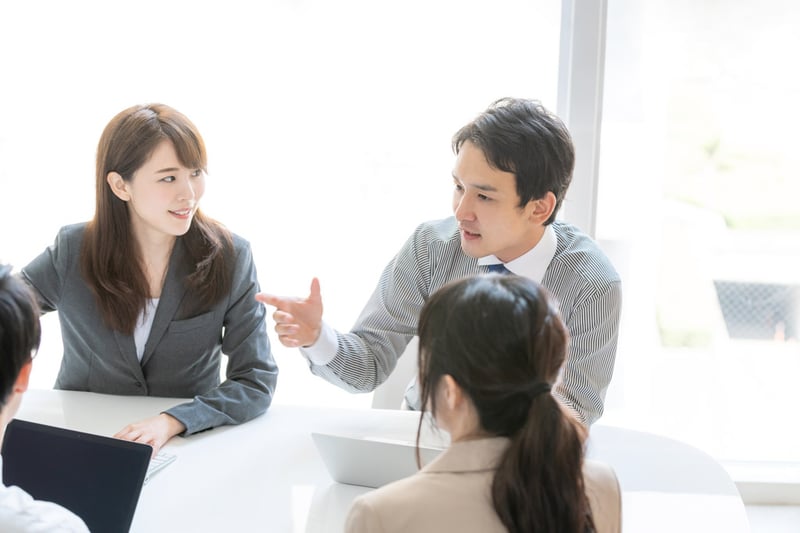 会議進行をしている人の様子