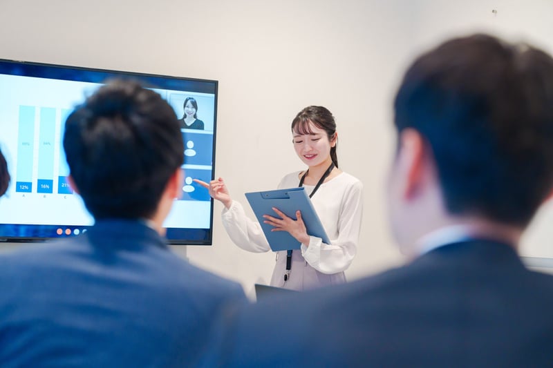 会議の司会者の様子