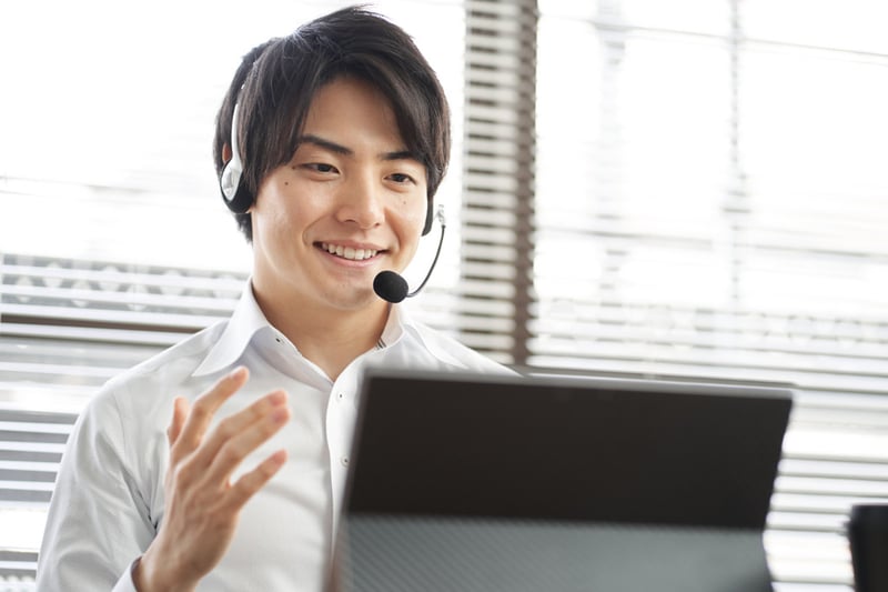 オンラインミーティングで司会進行している人