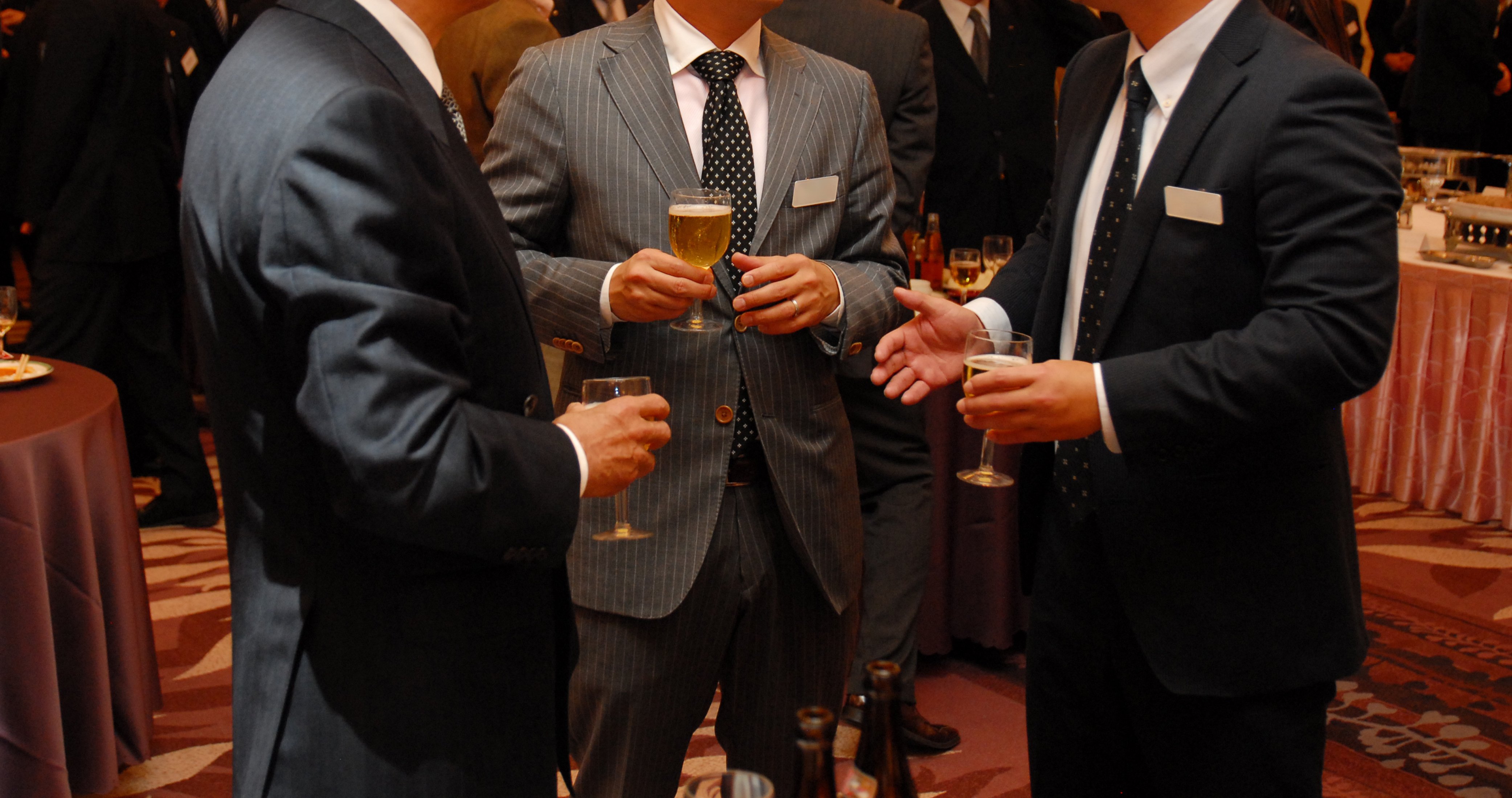 立食パーティーとは