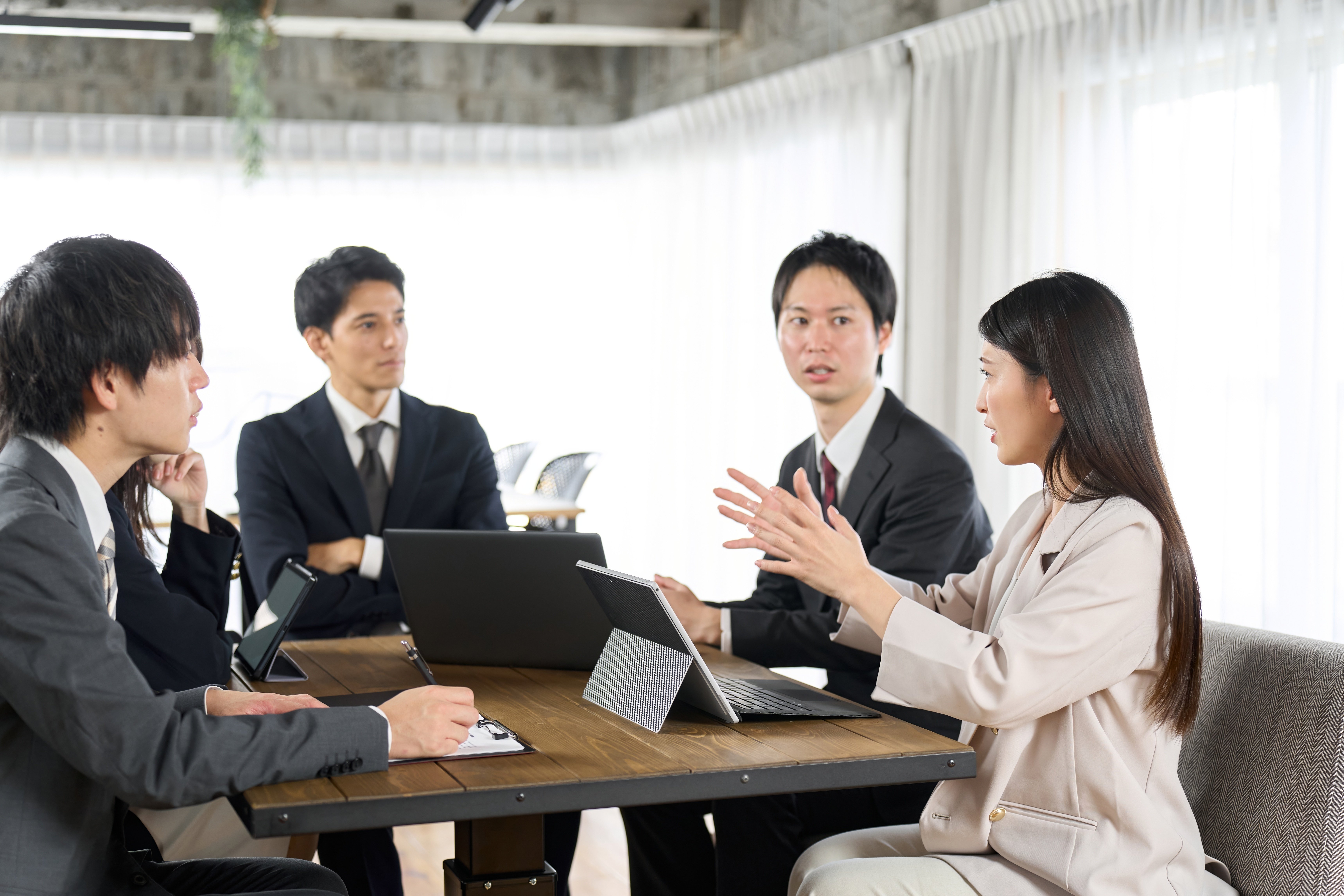 立食パーティーの企画会議
