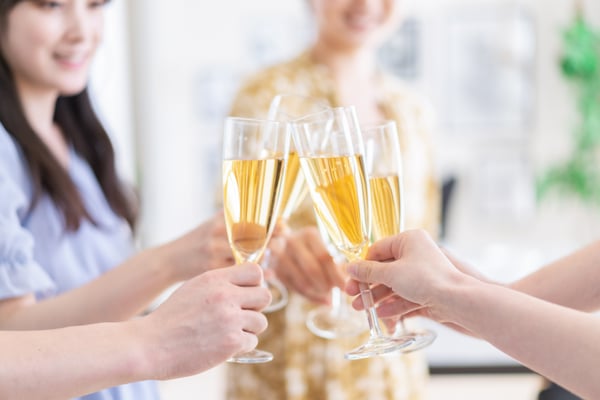 立食パーティーの乾杯の様子