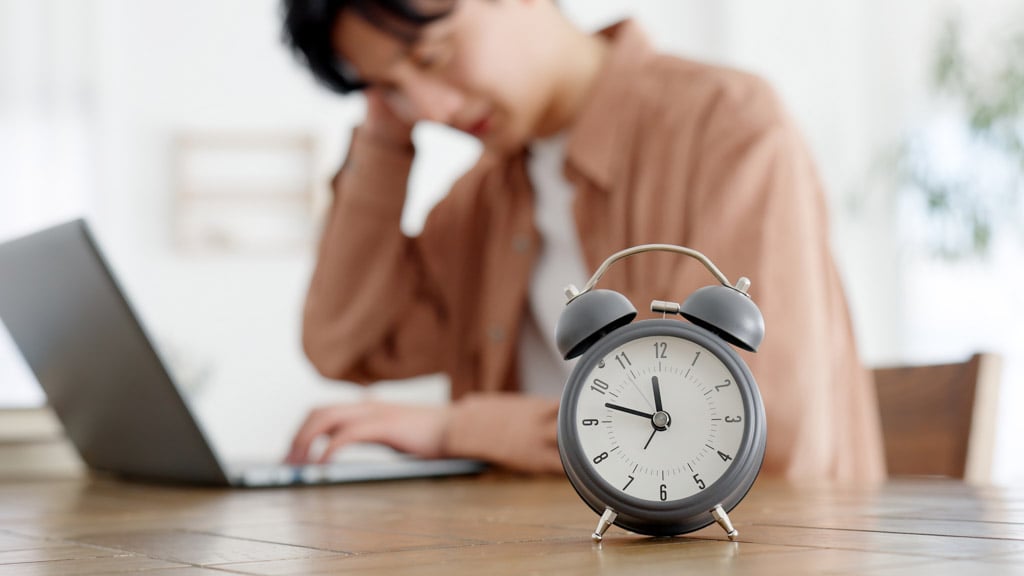 会議準備が間に合わず焦る様子の男性