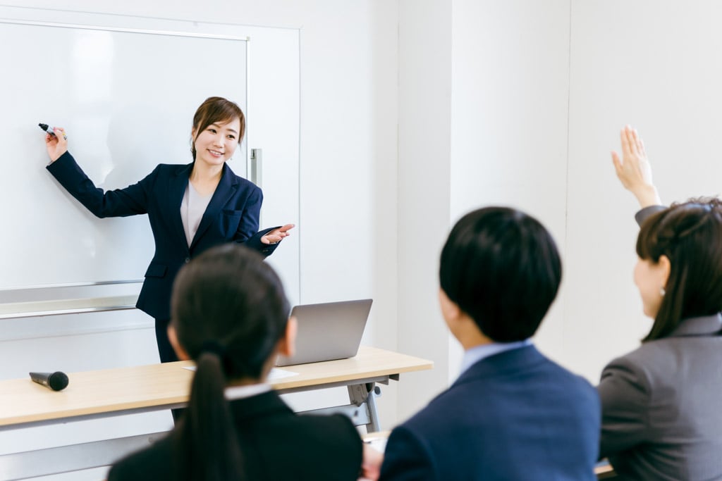 会議室で研修しているイメージ