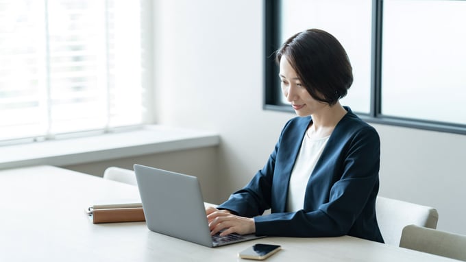 控室で準備している女性の様子